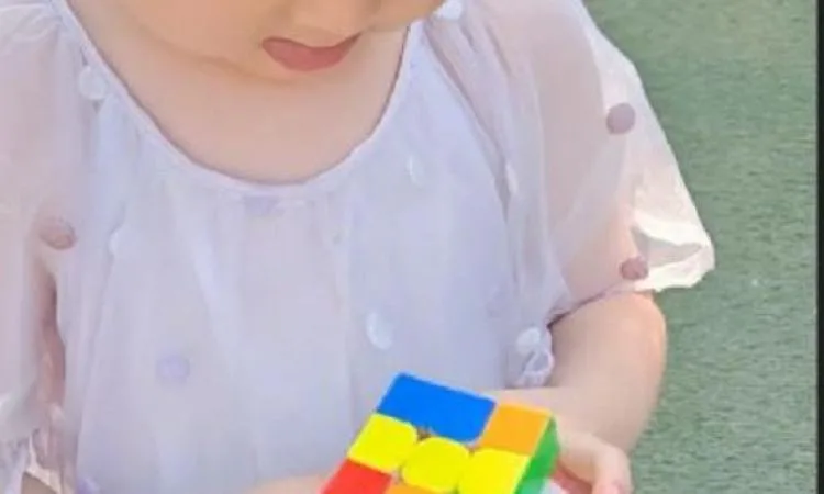 طفلة تبلغ من العمر 4 سنوات تحل مكعب “روبيك” في 30 ثانية