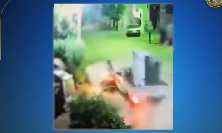 إلقاء القبض على سائق شاحنة صغيرة اصطدم بشخصين كانا على دراجة نارية