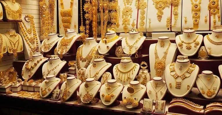 ما implications ذلك لمن يفكر في التوفير أو البيع؟