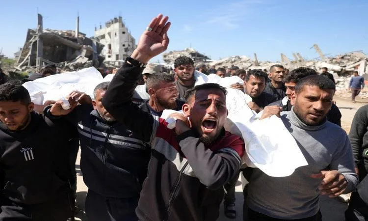 استشهاد 10 فلسطينيين وإصابات نتيجة قصف الاحتلال الإسرائيلي شرق غزة: تصاعد التوترات في المنطقة