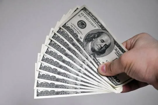 الدولار يحصل على دعم جزئي بعد تقرير سوق العمل وتوقعات تخفيض سعر الفائدة.