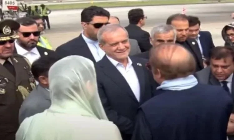 الرئيس الإيراني يصل إلى باكستان في زيارة لمدة يومين