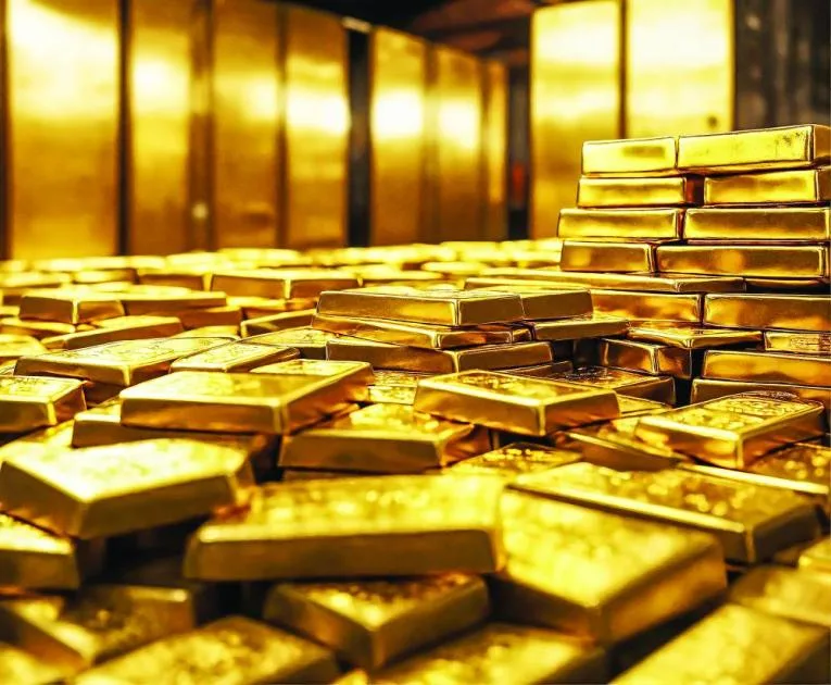 انخفاض أسعار الذهب مع ارتفاع طفيف في قيمة الدولار