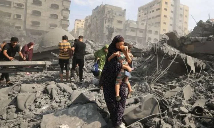 ثمانية فلسطينيين يُستشهدون جراء قصف الاحتلال لمنزلين في مخيم النصيرات وحي الزيتون