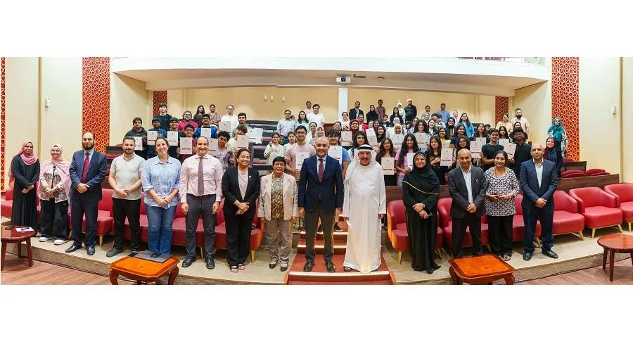 جامعة الخليج الطبية تمنح 100 طالب ثانوي فرصة للتجربة العملية في المجال الطبي.