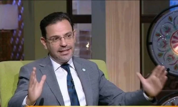 خبير في الجهاز الهضمي يشرح ضرورة شرب كميات كافية من الماء خلال فصل الصيف