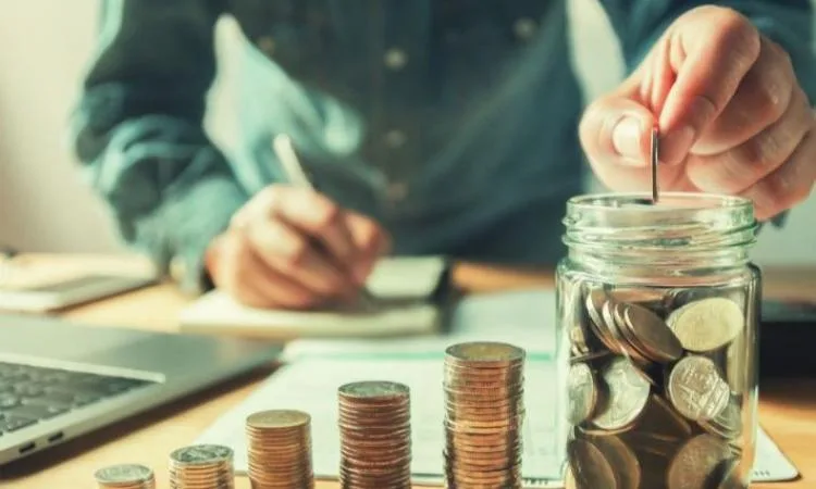 دراسة جديدة توضح أن الادخار المنتظم وسداد الديون يعززان من الصحة النفسية
