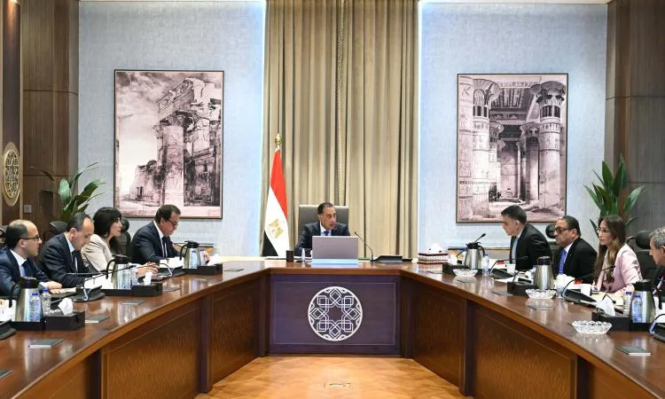 رئيس الوزراء يراقب حالة توافر الأدوية والمستلزمات الطبية