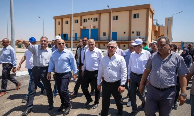 رئيس هيئة قناة السويس الاقتصادية يطلع على آخر تطورات البنية التحتية في القنطرة غرب