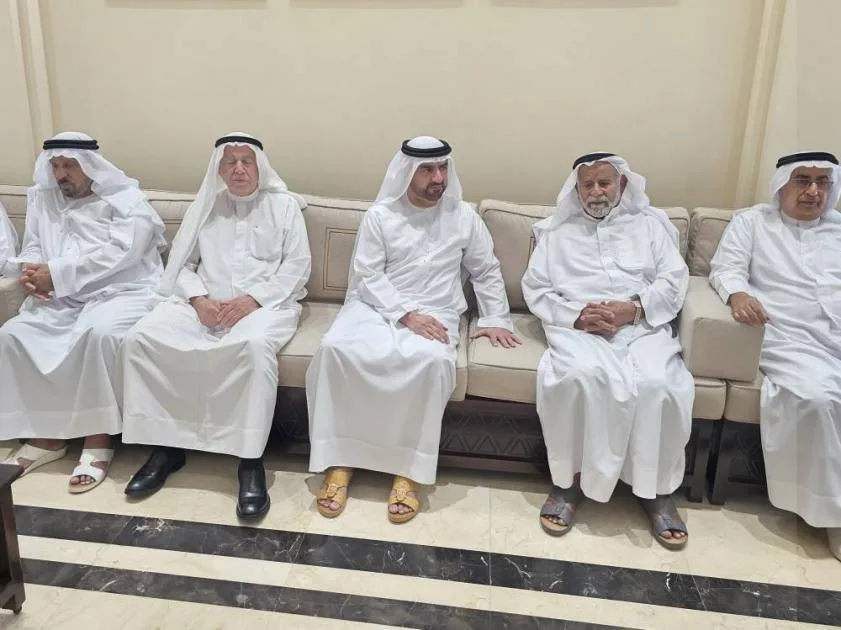 عبدالله بن سالم يقدّم تعازيه في وفاة سلطان بوشبص
