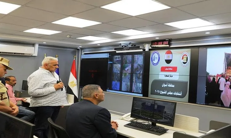 محافظ أسوان يراقب تقدم الانتخابات