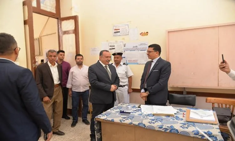 محافظ أسيوط يستمر في جولاته الميدانية لمراقبة لجان انتخابات مجلس الشيوخ