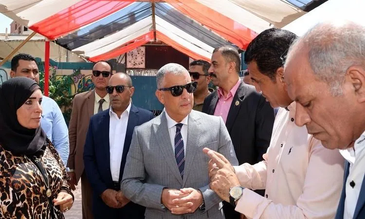 محافظ الإسماعيلية يراقب سير انتخابات مجلس الشيوخ في يومها الثاني
