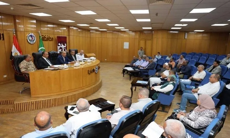 محافظ المنيا يؤكد على تحسين كفاءة الحملات الميكانيكية وتعزيز الأداء في المراكز.
