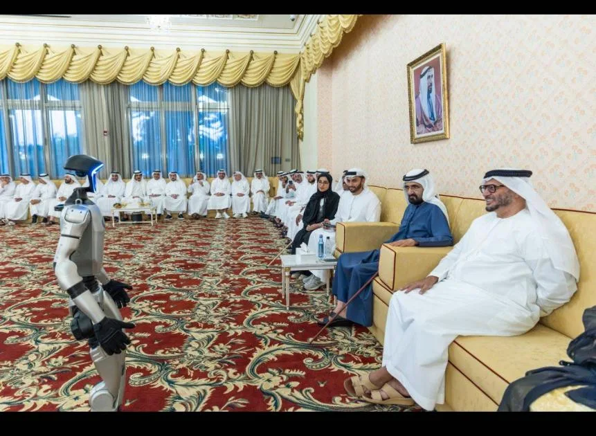 محمد بن راشد يرحب بالروبوت G1 في مجلسه