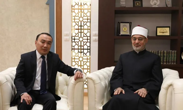 مفتي الجمهورية يلتقي سفير كازاخستان ويثني على قوة العلاقات الدينية والعلمية.