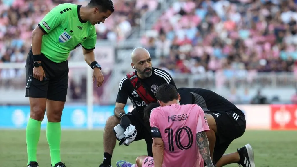 ميسي يغادر المباراة مصابًا ضد إنتر ميامي ونيكاسكا