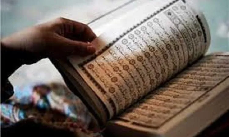 هل يُسمح للحائض بت触 لمس المصحف من أجل حفظ القرآن؟