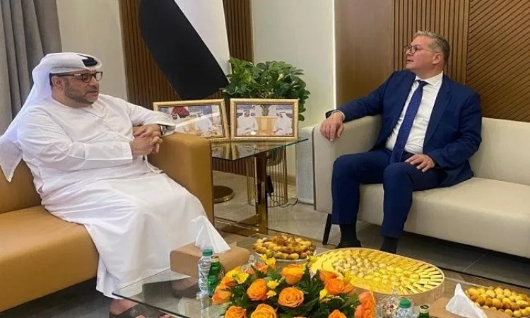 وزير البترول يناقش سبل تعزيز التعاون مع مدير الديوان الأميري في الفجيرة