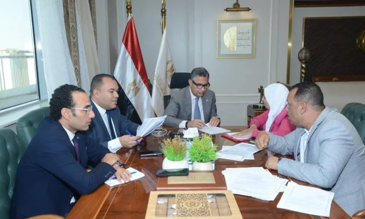 وزير التموين والتجارة الداخلية يجتمع بعدد من أعضاء مجلسي النواب والشيوخ