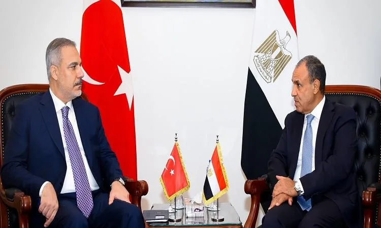 وزير الخارجية المصري يبحث مع نظيره التركي جهود القاهرة لفرض هدنة في غزة