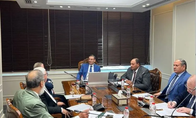 <p><strong>وزير الزراعة يتابع تقدم مشروع محطات زراعة القصب في جنوب مصر</strong></p>