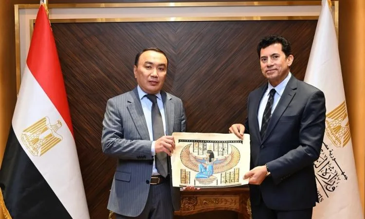 وزير الشباب والرياضة يجتمع بسفير كازاخستان لمناقشة أوجه التعاون المشترك
