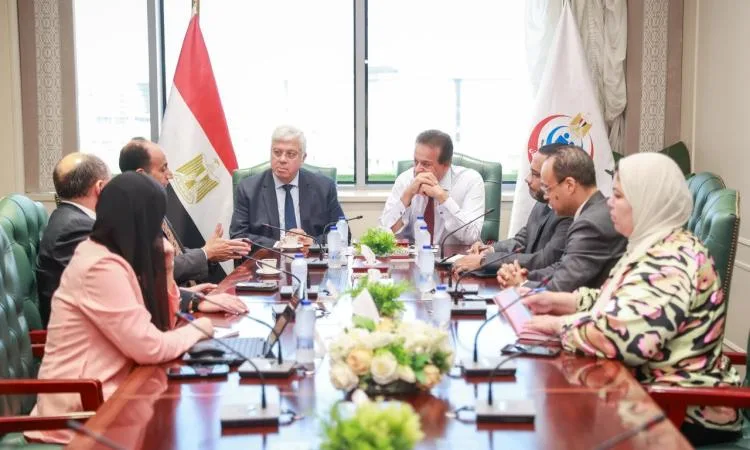 وزير الصحة ووزير التعليم العالي يبحثان سبل التعاون في البحث العلمي لعلاج السرطان
