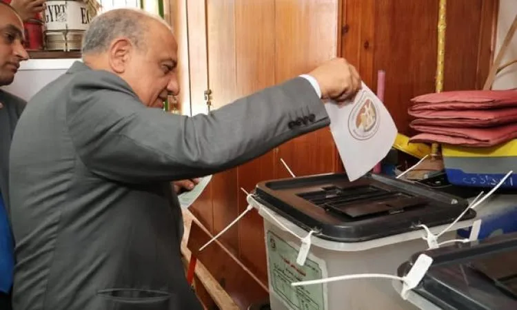 وزير الكهرباء والطاقة المتجددة يشارك في التصويت لانتخابات مجلس الشيوخ